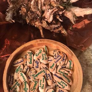 Eine Schale guter Wünsche auf Baumscheibchen passend zu „WURZELN & GEHEN“ gab es heute für unsere 1. Klasse der MS Gols