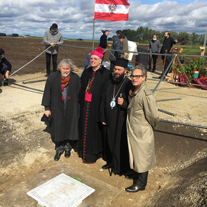 Ein Grundstein, und doch auch ein Schlussstein am Ende eines langen und aufwändigen Prozesses der Planungen und Vorarbeiten: Die beiden Gründerbischöfe mit dem Architekten des Klosters Themistoklis Ioannou und Dominik Orieschnig, dem langjährigen Kom