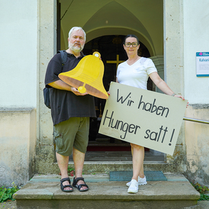 Glocken gegen Hunger: Dechant Norbert Filipitsch und Caritas Direktorin Melanie Balaskovics