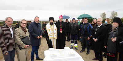 Wilhelm Pfeiffer (Direktor der BS Pinkafeld), Dominik Orieschnig (Diözesansprecher), LH Doskozil, Metropolit Arsenios, Bischof Zsifkovics, Superintendent Manfred Koch, Klosterabt Paisios Jung