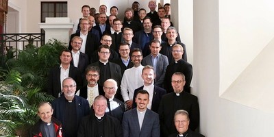 Gruppe mit Erzbischof Hranic (rechts unten)