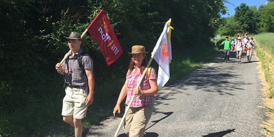 Pilger unterwegs auf der regionalen pannonischen Route des Martinusweges. 