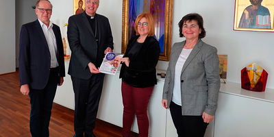 Bischof Ägidius J. Zsifkovics und Direktorin des Schulamtes und des Gymnasiums der Diözese Wolfgarten Andrea Berger-Gruber mit Doris Ziniel und Walter Hermann von der Arbeitsgemeinschaft 'feel the pulse' bei der Übergabe der Publikation zum Synodalen