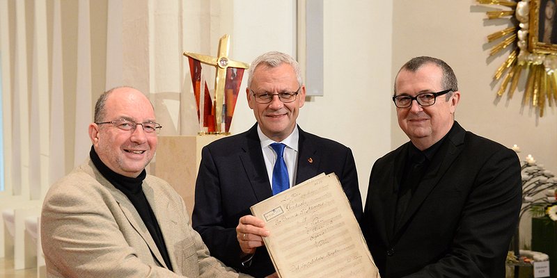 Dom- und Diözesanmusikdirektor Thomas Dolezal, Bürgermeister Thomas Steiner und Ordinariatskanzler Gerhard Grosinger präsentierten zu Martini das digitalisierte Notenarchiv der Dommusik St. Martin.