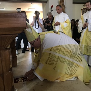 Bischof Zsifkovics legt die von ihm in Rom erbetenen Reliquien der Heiligen Petrus und Paulus in die dafür vorgesehene Ausnehmung beim Altar - eine zentrale Handlung der nach 200 Jahren nachgeholten Kirchweihe, mit der der Bischof der Stinatzer Kirch