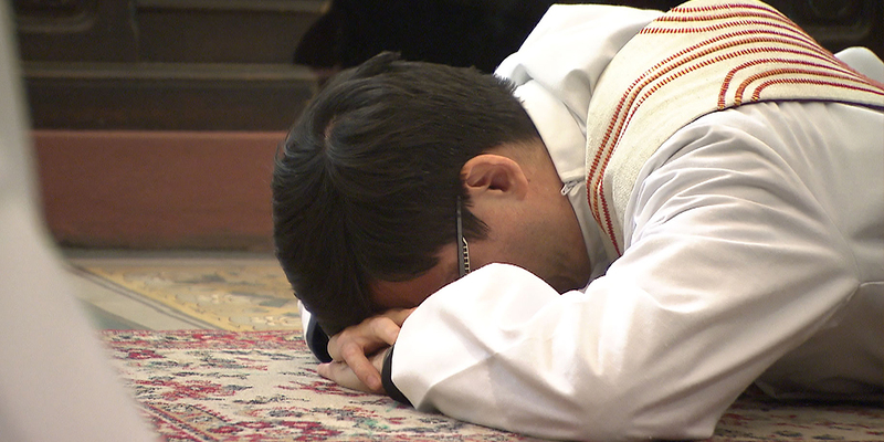 Es wird ernst: Der auf dem Boden ausgestreckte Kandidat macht sich durch eine radikale Geste verfügbar für ein Leben in der radikalen Nachfolge Jesu