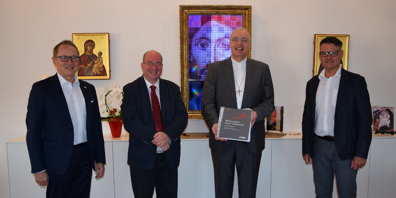 Erfreute Gesichter bei der Präsentation der Publikation 'Bläsersätze zum (neuen) Gotteslob'. Im Bild, von links nach rechts: Obmann des Burgenländischen Blasmusikverbandes Peter Reichstädter, Dom- und Diözesanmusikdirektor Thomas Dolezal, Bischof Ägi