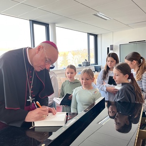 Bischof Ägidius bei der Autorgrammstunde mit der 1c