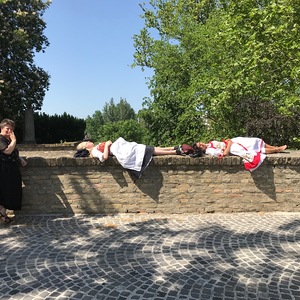 Verdiente Pause unter Pannoniens Sonne: zwei Chordamen nutzen die Gelegenheit