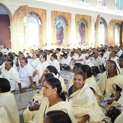 Die Gemeinde lauscht im Sitzen dem geistlichen Wort