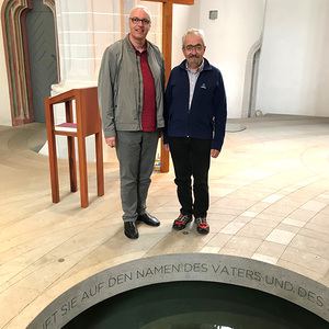 Zwei Pilger, in Taufgnade und Kreuz vereint