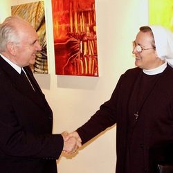 Ein herzlicher Empfang: Bischof Iby begrüßt Generaloberin Sr. Maria Blaga Buncuga. 