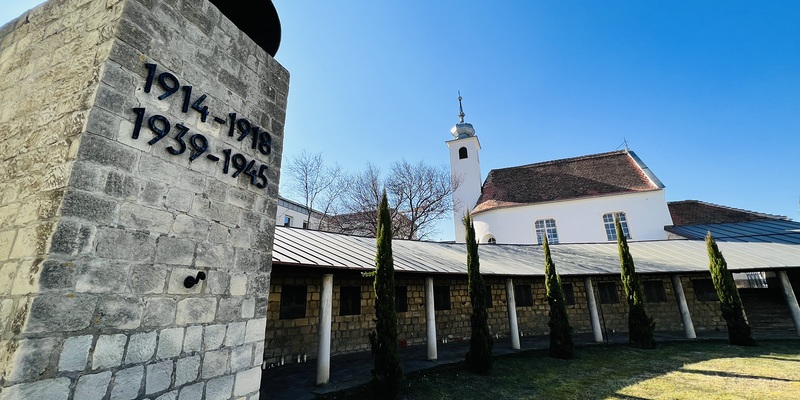 Die 'Lichterprozession für den Frieden' vom Martinsdom bis zum Friedensdenkmal und Mahnmal bei der Magdalenen-Kapelle in Eisenstadt, wo die Kerzen platziert und ein Friedensgebet gesprochen werden.