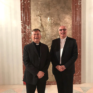 Vor dem Relief des großen Brückenbauers Johannes Paul II.: Erzbischof Barišić von Split und sein Gast aus Eisenstadt