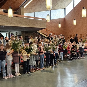 Erstkommunionkinder mit Palmsträußen