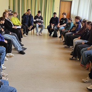 Pater Kuruvila, Pater Rijo und Firmvorbereiterin Pfarrgemeinderätin Elisabeth Hanner mit Firmlingen