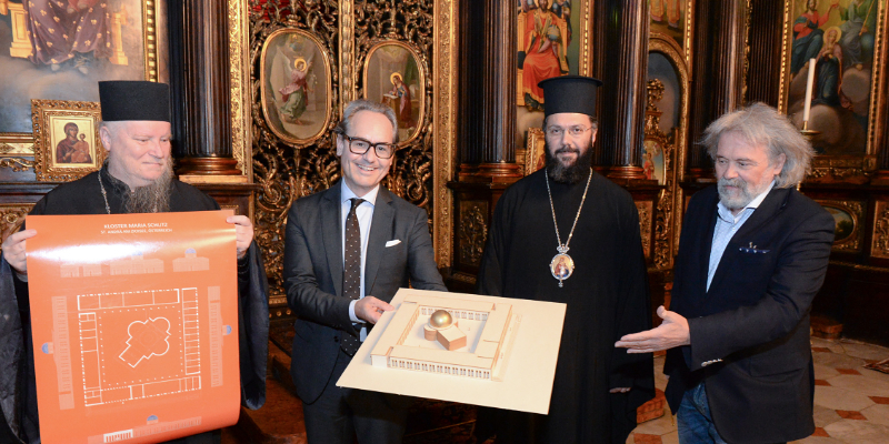 Freudige Gesichter auf der Pressekonferenz zum orthodoxen Kloster in St. Andrä am Zicksee, dessen Grundstein am Samstag, 26. September gelegt wird. Von links: Paisios Jung (Abt), Dominik Orieschnig (Sprecher der Diözese), Arsenios Kardamakis (griech.
