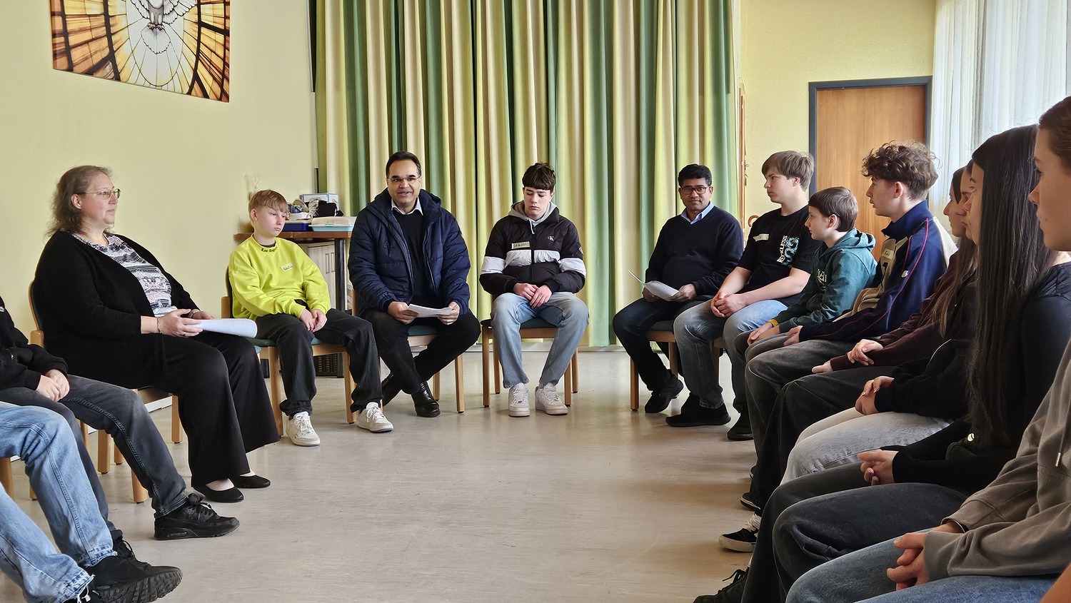 Firmvorbereitung / Nadja Hutter Pater Kuruvila, Pater Rijo und Firmvorbereiterin Pfarrgemeinderätin Elisabeth Hanner mit Firmlingen