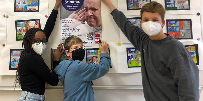 Lisa, Michael und Matthias beim Plakataufhängen in der Klosterschule Neusiedl.