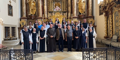 Teilnehmergruppe – im Vordergrund mit P. Thomas Lackner OFM, BV P. Lorenz Voith CSsR und BV P. Karl Schauer OSB