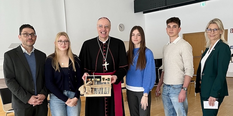 Bischof Ägidius mit Direktorin Petra Mayer, Schülervertreter:innen und Schulinspektor Christian Kluiber