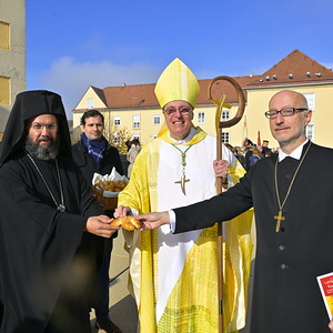 Metropolit Arsenios, Bischof Zsifkovics und Superintendent Jonischkeit teilen das Martinskipferl.