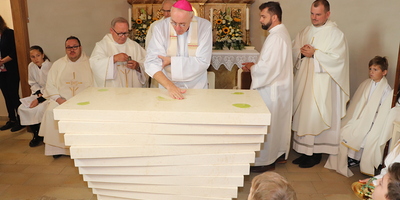 Anlässlich der Altarweihe und Errichtung des Seelsorgeraumes wurde auch eine Relique des sel. Carlo Acutis beigesetzt.