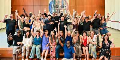 Kurz vor der Eröffnung der TRANSFORM-ARTE 2019: Ein Gruppenfoto (fast) aller KünstlerInnen. Die Vorfreude auf die TRANSFORM-ARTE dieses Jahr, 3.-5. September ist mindestens ebenso groß.