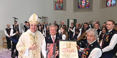 Bischof Ägidius J. Zsifkovics überreichte eine Urkunde an die Bauernkapelle St. Georgen. Deren Vertreter Johannes Biegler und Ernst Schopp nahmen sie entgegen.