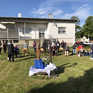 Maiandacht im Pfarrgarten