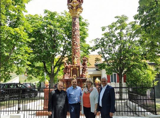 Pfarrer Alexander Wessely (l.), Manfred Rothdeutsch, Vorsitzender Stv. des Wirtschaftsrates und Kerstin Kosky, Kuratorin der Pfarre Kleinhöflein sowie Bürgermeister Thomas Steiner (r.),