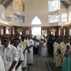 Die neue Kirche ist bis auf den letzten Platz gefüllt