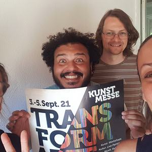 Das TRANSFORM-ARTE-Team – fast komplett. (v.l.n.r.): Marita Demattio, Víctor Sales, Thomas Sailer und Nora Demattio. Nicht im Bild: Johanna Holzmüller und Philipp Gingl. Überall: Etwas Wahnsinn, viel Liebe und große Vorfreude auf die Kunstmesse