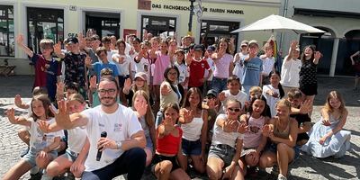 Rund 60 Schüler:innen und Lehrerinnen des Gymnasiums Wolfgarten unterstützten die Aktion 'Kinderarbeit stoppen!' in Eisenstadt.
