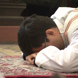 Es wird ernst: Der auf dem Boden ausgestreckte Kandidat macht sich durch eine radikale Geste verfügbar für ein Leben in der radikalen Nachfolge Jesu