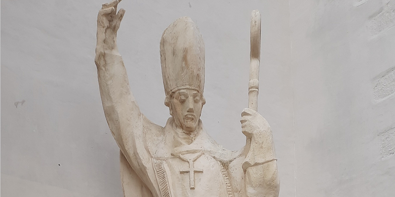 Der von Josef Schoiswohl beauftragte Künstler Jakob Adlhart war der hierzulande bedeutendste auf Sakralskulptur spezialisierte Bildhauer jener Zeit. Heute heißt seine Martinsstatue die Menschen vor dem Martinsdom in Eisenstadt willkommen.