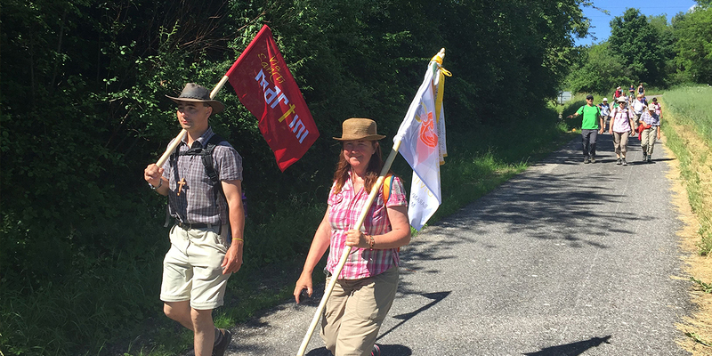 Pilger unterwegs auf der regionalen pannonischen Route des Martinusweges. 
