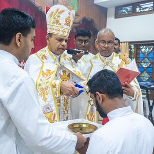 Der Haarschnitt ist ein Zeichen des 'neuen Standes' der Seminaristen.