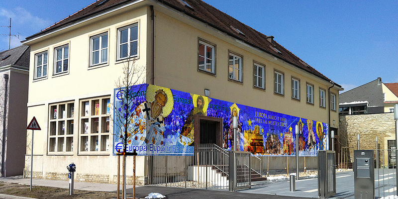 Der Bischofshof selbst wird zum Portal für ein leidenschaftliches Europa-Plädoyer, wird zum raumgebenden Mutmacher für eine europäische Aktivbürgerschaft und die Teilnahme an der EU-Wahl: Das Riesenbild von Heinz Ebner - 26 Meter breit und 3,3 Meter 