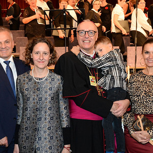 Ohne Herkunft keine Zukunft: Ein glücklicher Bischof Zsifkovics mit dem kroatischen Staatssekretär Zvonko Milas, Kroatiens Kulturministerin Nina Obuljen Koržinek, Präsidentin Barbara Karlich und seinem Neffen Johannes