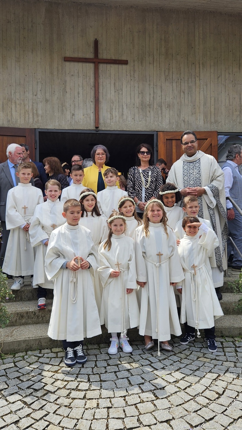 Erstkommunionfeier 2024 / Nadja Hutter Gemeinsam vor dem Kirchenportal