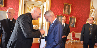 Burgenländische Gaben sind überall beliebt: Auch Bundespräsident Alexander Van der Bellen freut sich und dankt den österreichischen Bischöfen beim Zusammentreffen für die gute ökumenische Zusammenarbeit mit anderen Kirchen