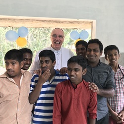 Ein Haufen Jungs hat Spaß