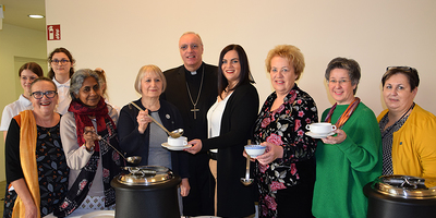 Beim Benefiz-Suppenessen: Vorsitzende der Katholischen Frauenbewegung Roselinde Strommer, Diözesanbischof Ägidius J. Zsifkovics, Landeshauptmannstellvertreterin Astrid Eisenkopf und Landtagspräsidentin Verena Dunst
