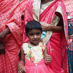 An der Grundsteinlegung ihrer Kirche nehmen selbstverständlich auch die Kleinsten Teil