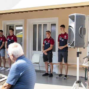 Die Sportler als Ministranten