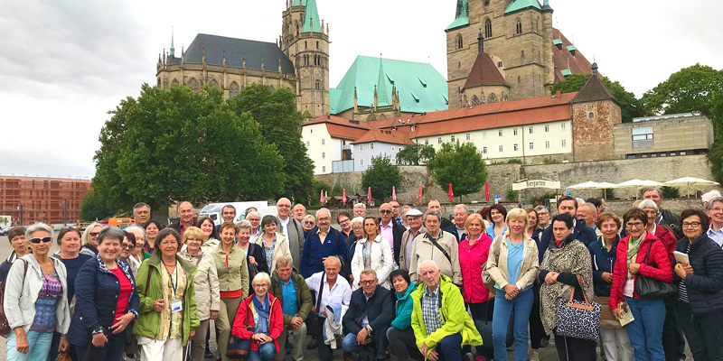 Die Pilgergruppe vor dem Erfurter Dom und benachbarter Severikirche