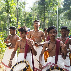 Die Gäste aus dem Burgenland werden mit Trommeln empfangen 