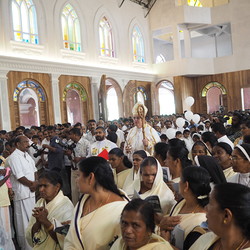 Bischof Zsifkovics durchschreitet die Kirche in alle vier Himmelsrichtungen, um die Weihe zu vollziehen 