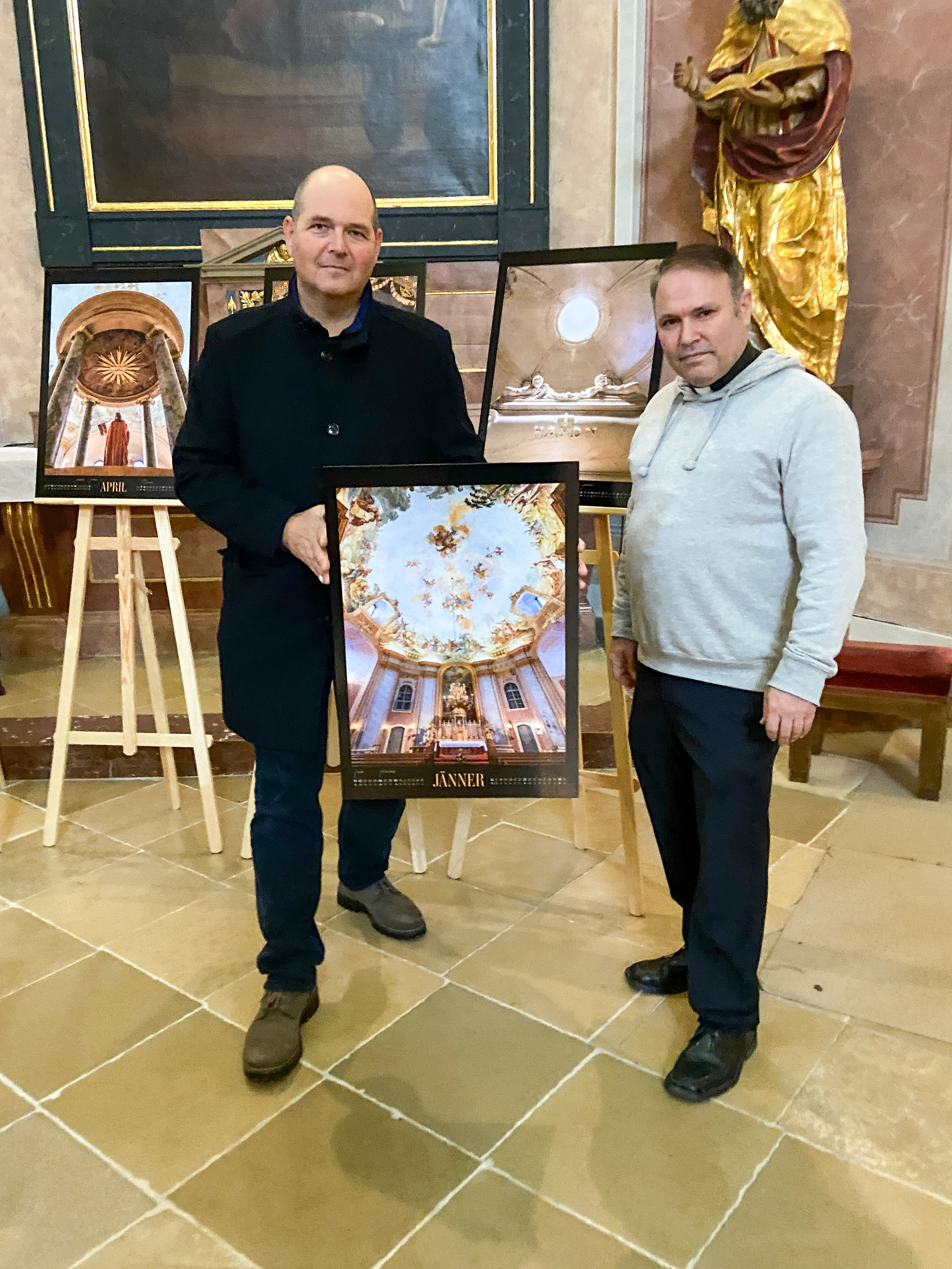 Kalenderpräsentation / Foto: Peter Opitz Reinhard Gombas und Pfarrer Dr. Alexander Wessely